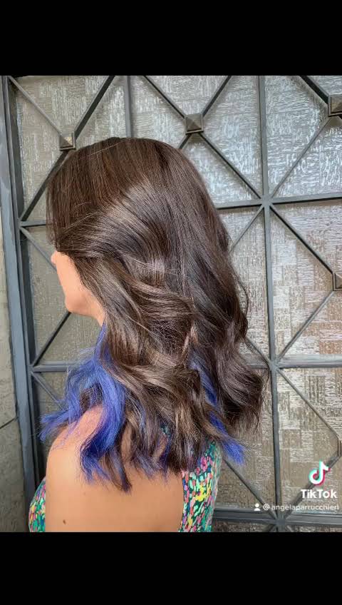 Capelli castani mossi