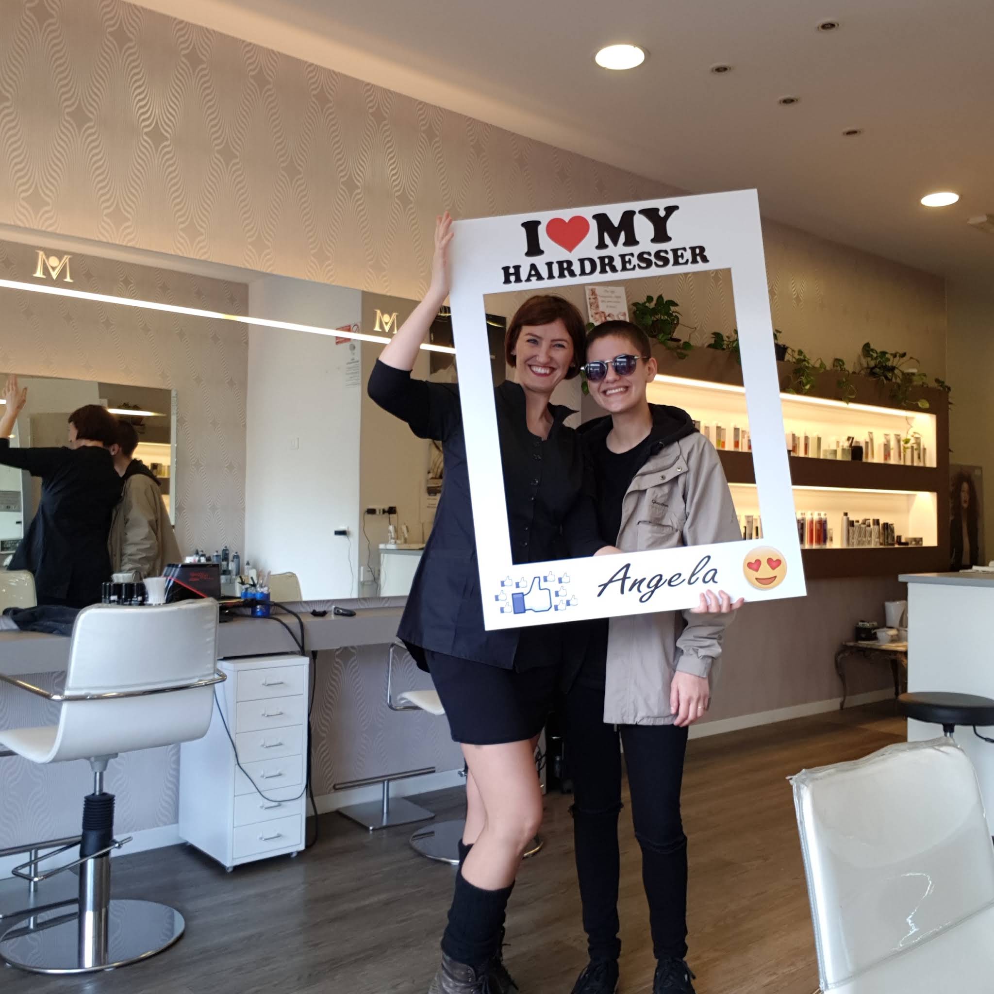 Cliente e parrucchiera nel salone