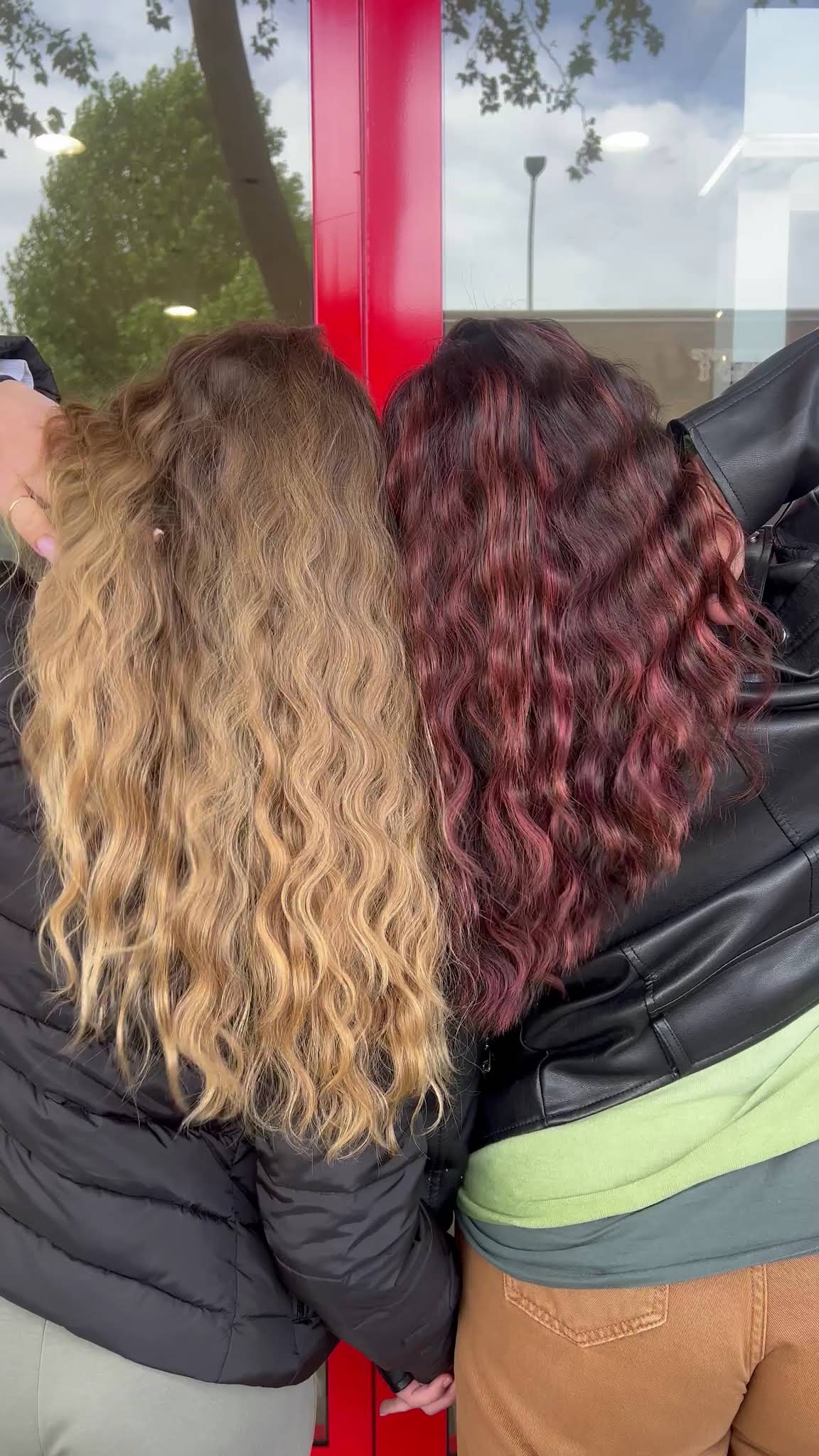 Capelli ricci con riflessi rossi